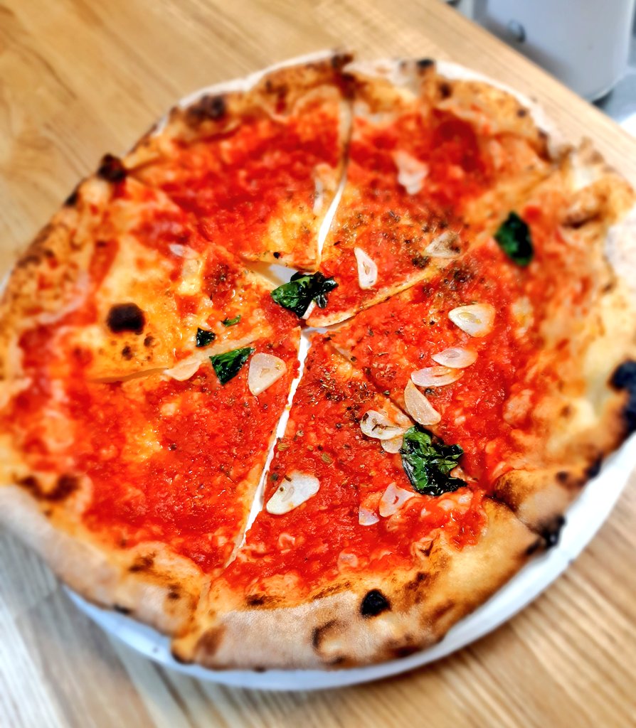 ジン 𐃷 Il Gabbiano ｲﾙｶﾞｯﾋﾞｱｰﾉ 女川町シーパルピア内 左マルゲリータ 900 右マリナーラ 600 生地がふわモチなマルゲリータは ソースとモッツァレラ の相性抜群です マリナーラは ソースとスライスニンニクの組み合わせがいいですね どっちも