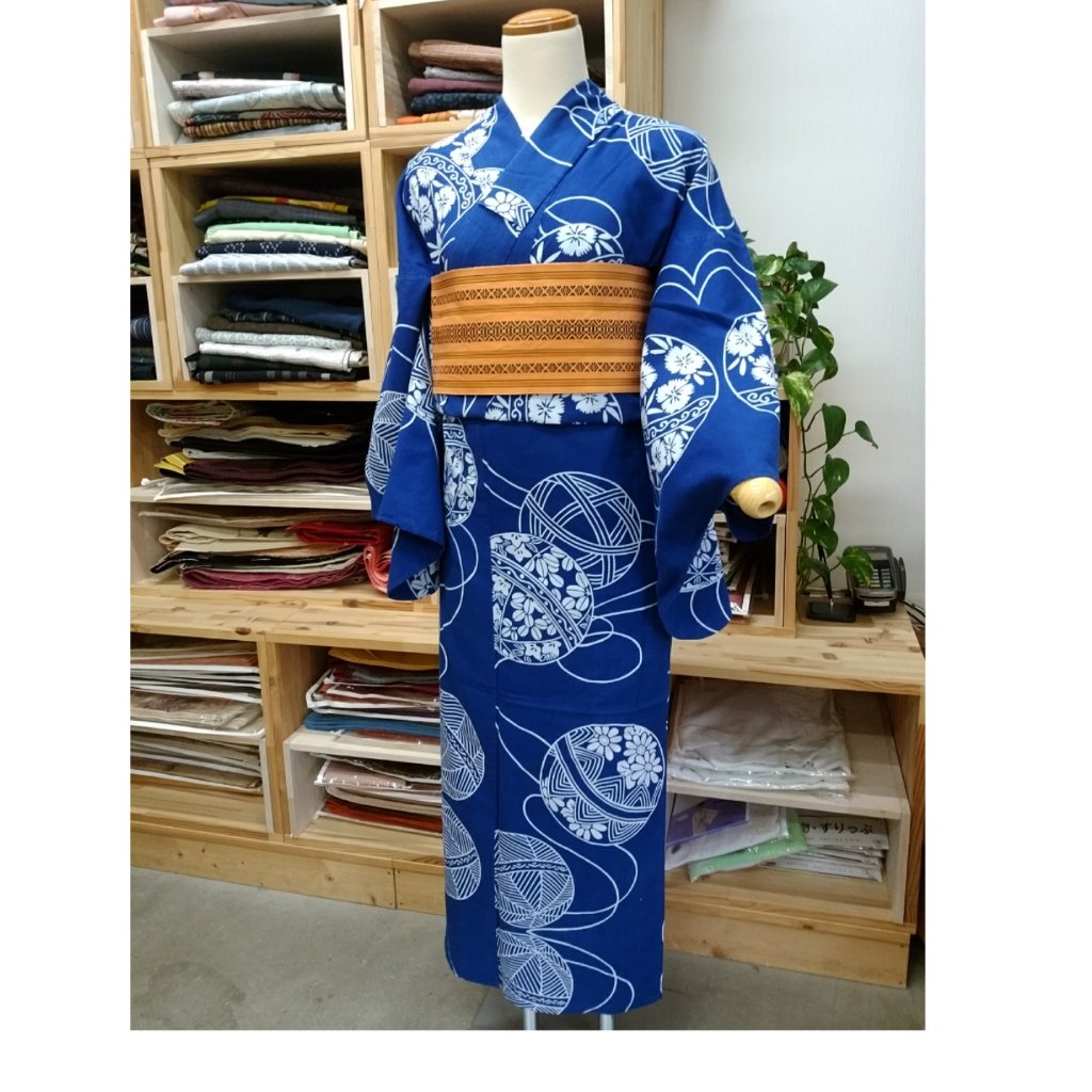 リユース着物小春家 蒸しますね お家で浴衣着てます 寝るとき浴衣 です などと聞くと とーってもうれしくなります イベントじゃなくても 浴衣を着ると楽しいですね 少し小さめですが昔ながらの浴衣 丈149 裄65 前25 後30 吉祥寺 リサイクル着物