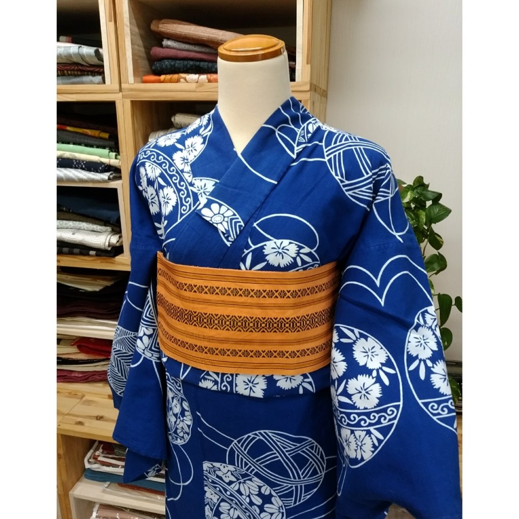 リユース着物小春家 蒸しますね お家で浴衣着てます 寝るとき浴衣 です などと聞くと とーってもうれしくなります イベントじゃなくても 浴衣を着ると楽しいですね 少し小さめですが昔ながらの浴衣 丈149 裄65 前25 後30 吉祥寺 リサイクル着物