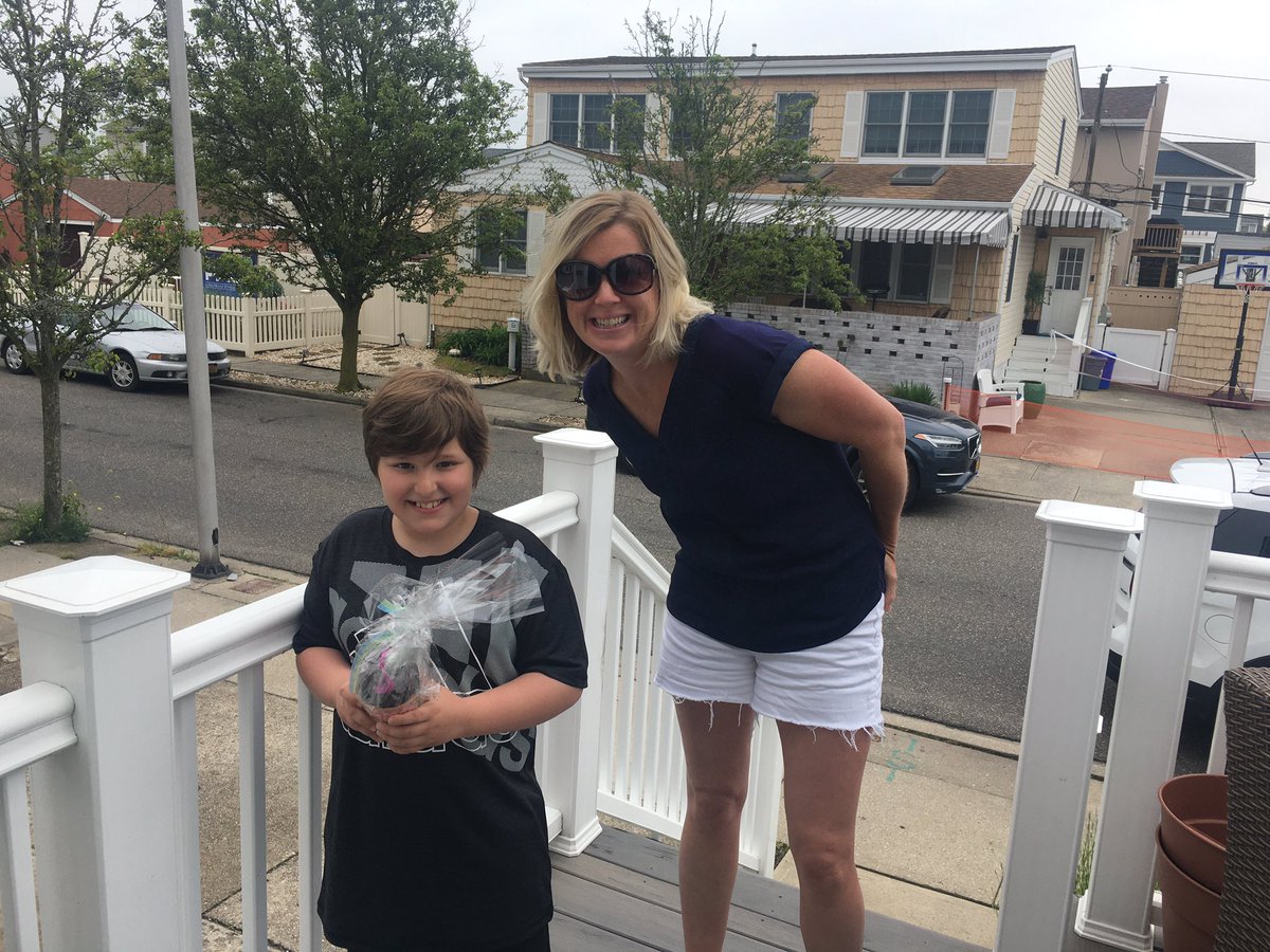 Mkalner's tweet photo. Thank you Mrs. Elliot for the special visit last week! You’re virtual classroom kept spirits bright during this crazy time! You have gone above and beyond prior to and during this pandemic. We feel lucky to have had you as teacher this year! @Gkalner @WestSchoolLBNY @LBSchoolsNY https://t.co/cl6O8TY1mH