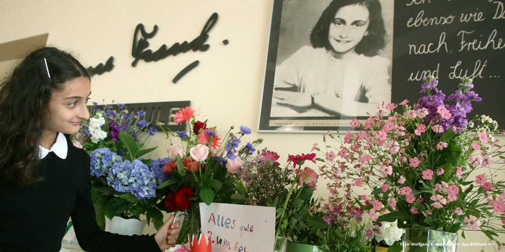 AlemaniaVzla's tweet image. #AnaFrank hubiera podido cumplir hoy 91 años. Murió con apenas 15, a manos del horror nacionalsocialista.

La Ministra federal de Justicia, Christine Lambrecht, inauguró el Día contra el Antisemitismo en las escuelas.
340 colegios activamente comprometidos con no olvidar.