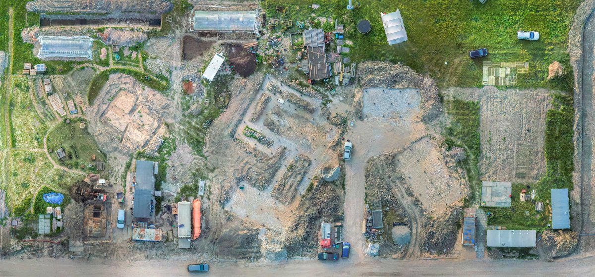 CHRITHarchitect's tweet image. Bouw van CPO Kleikolonie in Almere #Oosterwold gestart! CHRITH heeft het ontwerp voor de drie woningen en het studio gemaakt. De wanden worden met #kalkhennep gebouwd, de daken met #stro geïsoleerd. Foto: Hamish van Groeneveld, met dank aan Rutger.

chrith.com/projecten/klei…