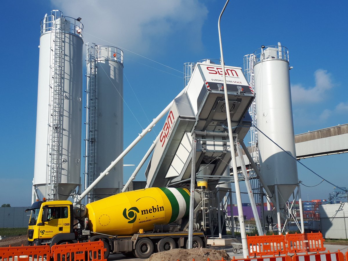 Mebin Mobiel.
Vandaag zijn de eerste m³ #beton geproduceerd vanuit onze mobiele #betoncentrale. Met onze mobiele divisie kunnen we nog beter inspelen op de behoefte van onze klanten. Momenteel staat onze centrale opgesteld in de #Botlek te #Rotterdam.