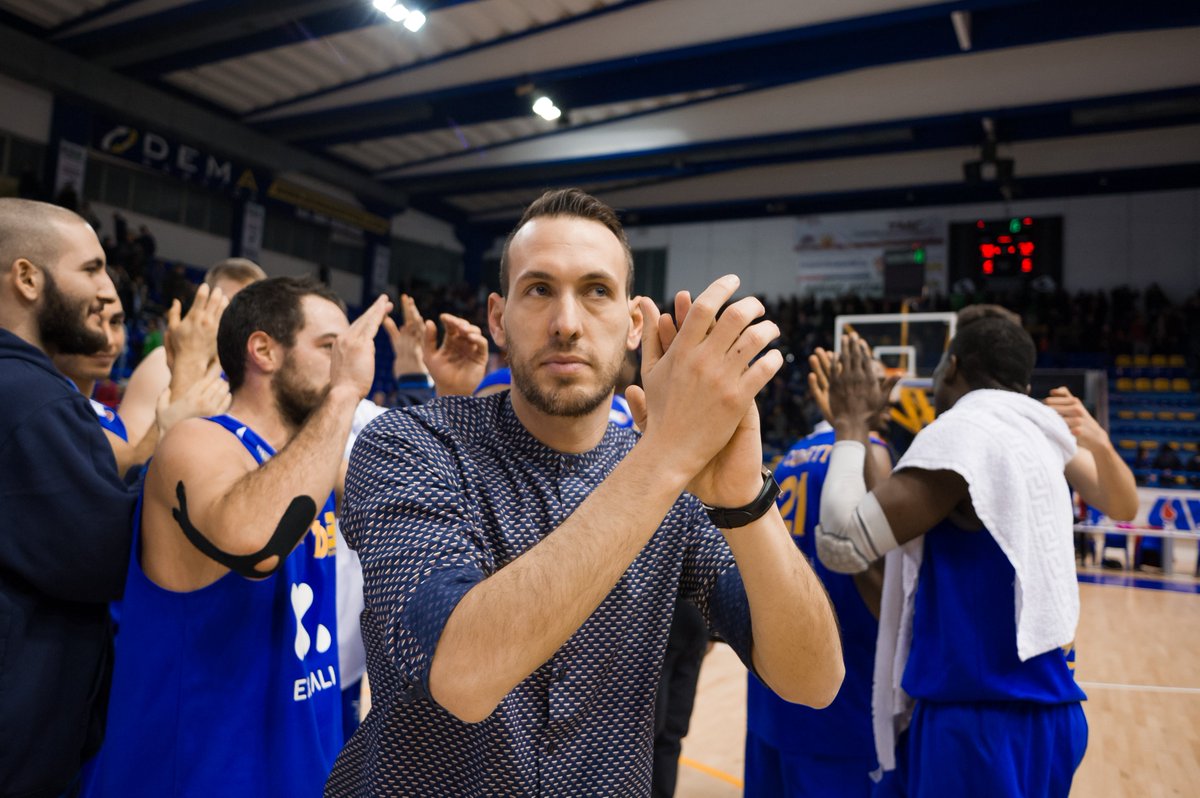 #SìPoderosaSì
Due stagioni come le sue non si dimenticano tanto facilmente...

<a href="/GabriCecca/">Gabriele Ceccarelli</a> batte Cesare Pancotto per 355 voti a 312 e vince il contest #SfidaCoachLNP, laureandosi coach-leggenda della storia della Poderosa!
💛💙