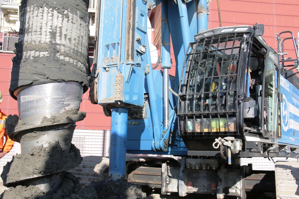 #SR75 #BlueTech show off one of the mainly features on the new #Soilmec #drillingRig line; #multifunctionality.  The rig was involved in the construction works of the first Italian Liquified Natural Gas small scale storage located in the Ravenna port... bit.ly/2UDgbq3