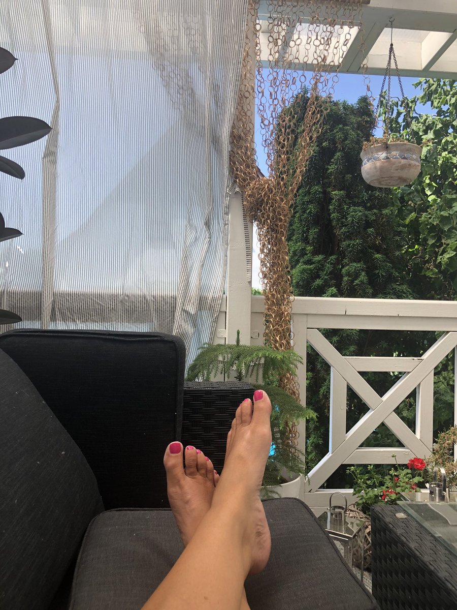 seni_bl's tweet photo. @heidihaselmann @annekatweiss @DiyNetworking No #schuhtweet Gruß von #ontheporch zurück. Arbeite heute wieder draußen bei dem herrlichen Wetter. Ich drücke euch die Daumen und uns @klassenkrempel & @MiriamGronert für #BEO20 auch 😉😎 https://t.co/nN46y6bkMQ