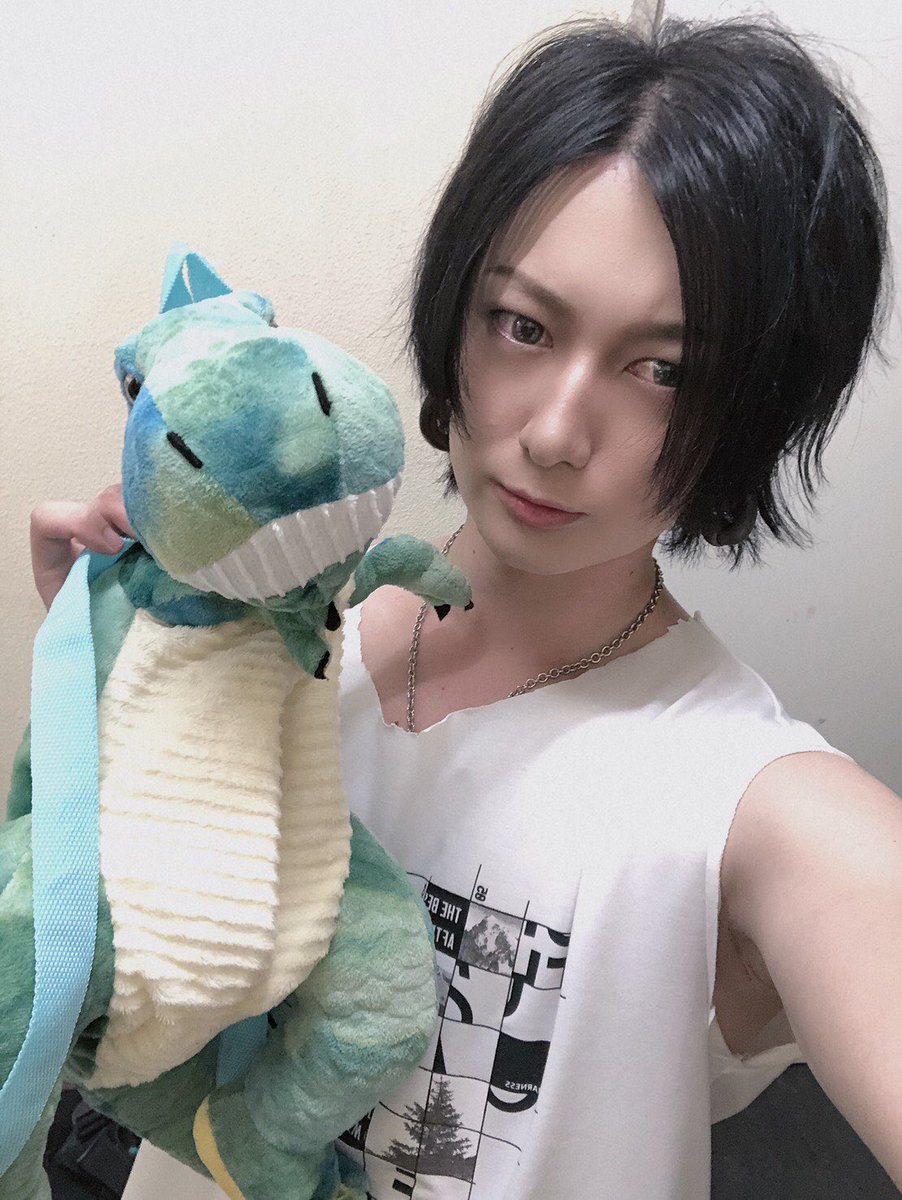 GREEDStaff's tweet photo. アコースティックライブ無事終わりましたー！🦖
めちゃくちゃ緊張したけど楽しかったぞ🦖
またやりたいぞ🦖
見てくれた皆様ありがとうございました🦖

最後に脱皮したおいらをどうぞ🦖 https://t.co/DzqXrUyweA