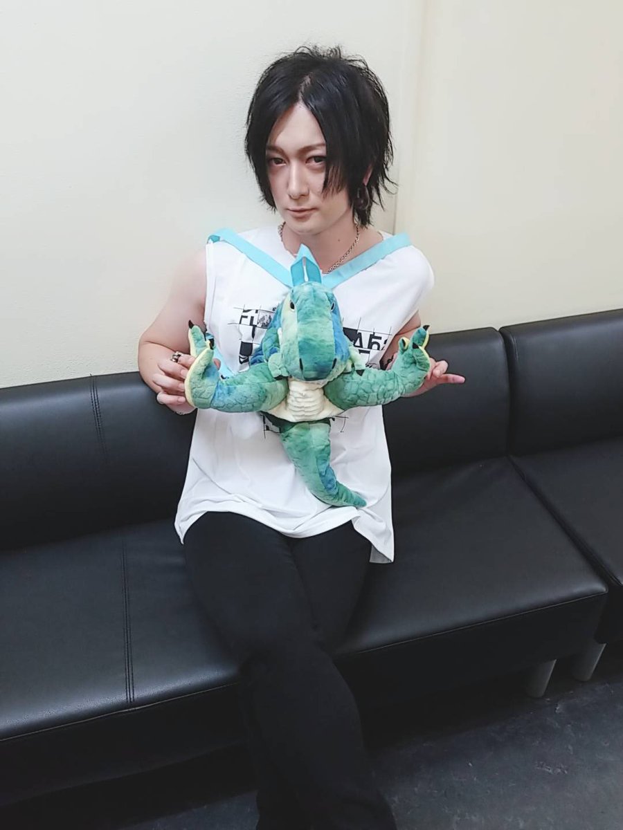 GREEDStaff's tweet photo. アコースティックライブ無事終わりましたー！🦖
めちゃくちゃ緊張したけど楽しかったぞ🦖
またやりたいぞ🦖
見てくれた皆様ありがとうございました🦖

最後に脱皮したおいらをどうぞ🦖 https://t.co/DzqXrUyweA