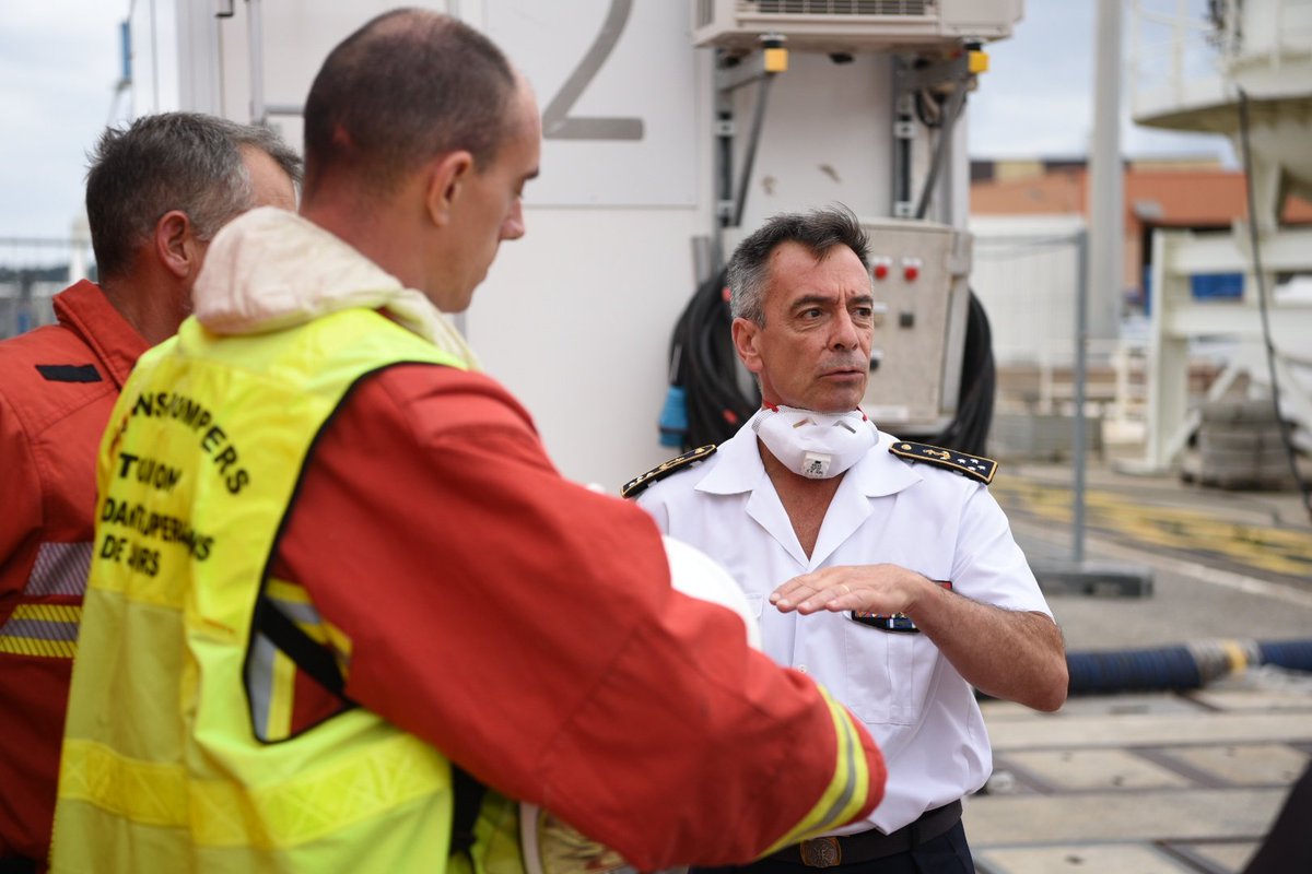 Premarmed's tweet photo. [#InterventionSNAToulon] Intervention en cours sous coordination VAE Isnard, commandant arrondissement maritime Mediterranee.
Équipes marins-pompiers @MarineNationale et sapeurs-pompiers @SDIS83 se coordonnent pour lutte contre incendie à bord SNA Perle. https://t.co/xe37RolJ81