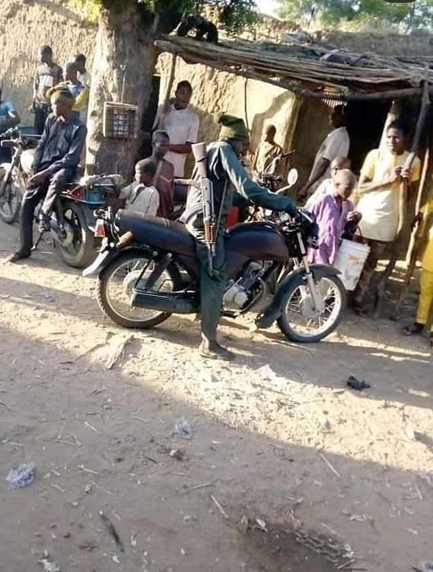 ObatanwaNdigbo's tweet photo. Those singing one Nizooria🇳🇬,are you still ONE?
Those pretending of loving Nizooria 🇳🇬,are you now happy to see this? Some quarter of your dear country has right to move around with guns without being harrased by any security agents. 
#RipZoo
#ZooHypocrites
#RespectKanu https://t.co/fyFO0KR3UU