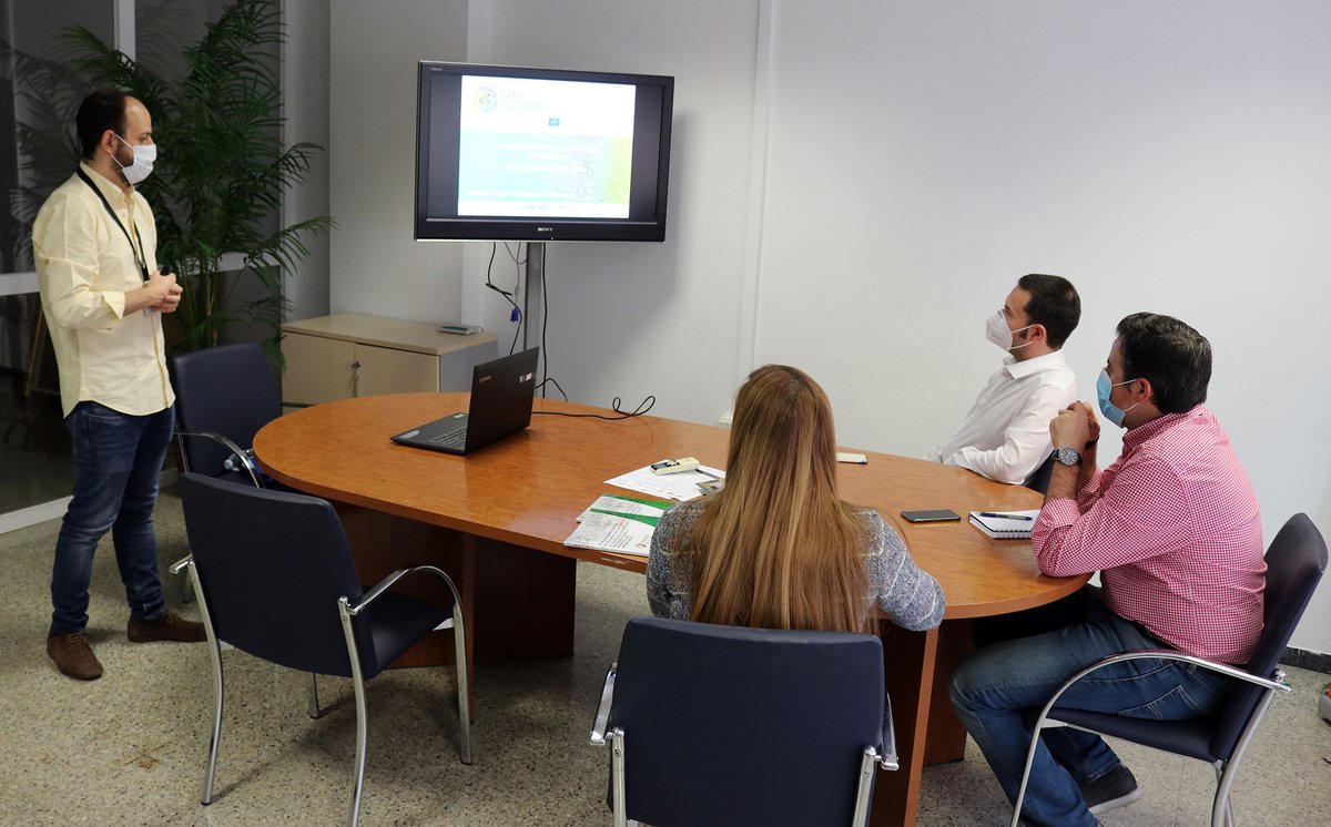 andaltec's tweet photo. 👨⚕️Responsables del proyecto europeo LIFE #Comp0live, liderado por @andaltec, que persigue buscar nuevos aprovechamientos industriales para los residuos de la poda del olivar, han presentado la iniciativa a la asociación agraria @UPAJAEN.
https://t.co/4b3TzF1eo0 https://t.co/EAUg7TCcS4