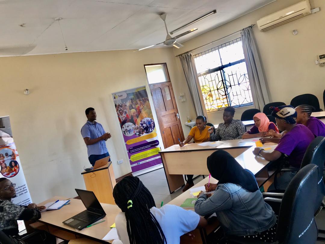 herinitiative's tweet photo. Leo wasichana wa PANDA2020 wamepata fursa yakupewa mafunzo ya Digital Marketing ili waweze kupata uelewa mzuri ya jinsi ya kutumia chaneli za kidigitali katika biashara zao.@KennedyMmari
#kwakasizaidi 
#PANDA2020 https://t.co/3WYy4NsRP7