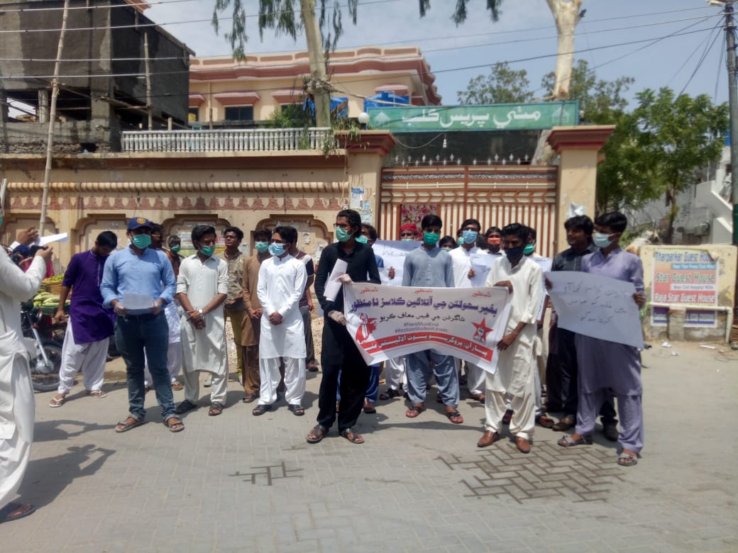 Rathor_Ns's tweet image. We have protested in Mithi today.
#NoSemesterFees
#NoOnlineClasses
@MehranMemon32 @KhenrajRajput1 
@khalidkoree 
@GoharMemon @BThalho @raiadarsh57
