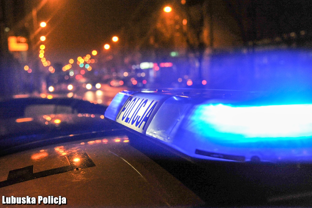 Lubuska_Policja's tweet photo. GROZIŁ MACZETĄ I ŻĄDAŁ GOTÓWKI – TRZYMIESIĘCZNY ARESZT DLA 21-LATKA
Skuteczne czynności operacyjne pozwoliły #policjantom z Lubska zatrzymać podejrzewanego o dokonanie rozboju na stacji paliw. Sąd aresztował 21-latka na trzy miesiące.
https://t.co/9vSsdEtaL2 https://t.co/oGz2Tucfys