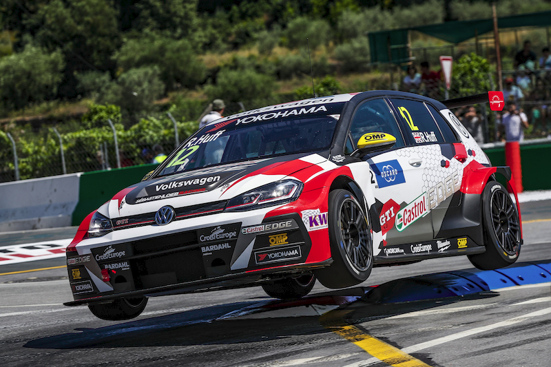 MoicanosO's tweet photo. .
hoje é dia 1⃣2⃣

 #WTCR 2⃣0⃣1⃣9⃣ #CircuitoVilaReal

1⃣2⃣ #RobertHuff  #VWGolfGTITCR

better known as Rob and nicknamed Huffy

#TouringCarRacing #Volkswagen #VW #GolfGTITCR   #VilaReal #HollyPlacesMotorsport #racecarlivery #GTITCR #RacingLiveries https://t.co/eCJVgxCokK