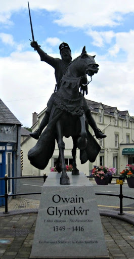 daveainsworth63's tweet photo. Statues to keep #3 Owain Glyndwr freedom fighter, Corwen, Wales #GoodStatue https://t.co/NT2bHMB93i