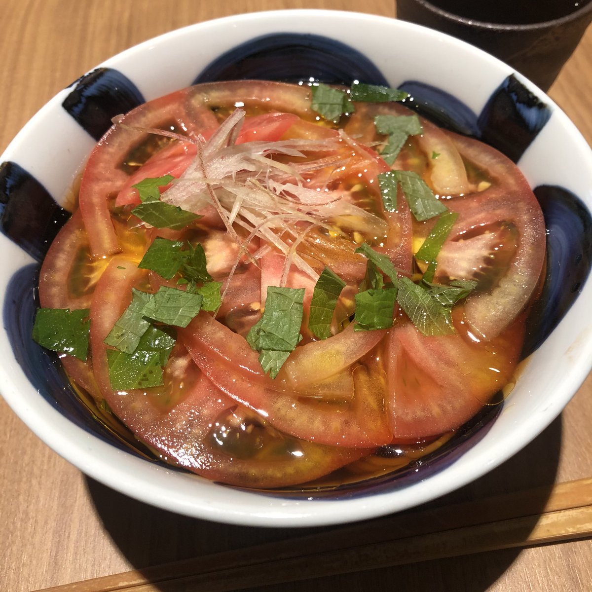 rakugodehashian's tweet photo. トマトの冷やかけ蕎麦
仕上げにオリーブオイルをかけてるんですが、だしとトマトと合います。

あとこの前漬けたパイナップルの日本酒サングリアできあがりました。
3日漬け込んで完成ですね！
パイナップルのジューシーさが夏にピッタリ！ https://t.co/WY6MioF7u3