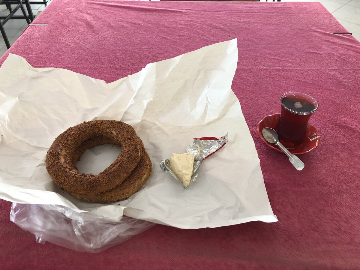 Kahvede yapılan sabah kahvaltısı.. Güne pozitif başlamanın en iyi yolu.. Terapi gibi terapi.. Yok sevgilin öperek uyandırmış, yok deniz kenarında dalgaların sesine uyanmıssın.. geçiniz efendim. Yanımda covid diye bişey yok muhabbetleri önümde sıcak simit ve çay... 10/10 aktivite