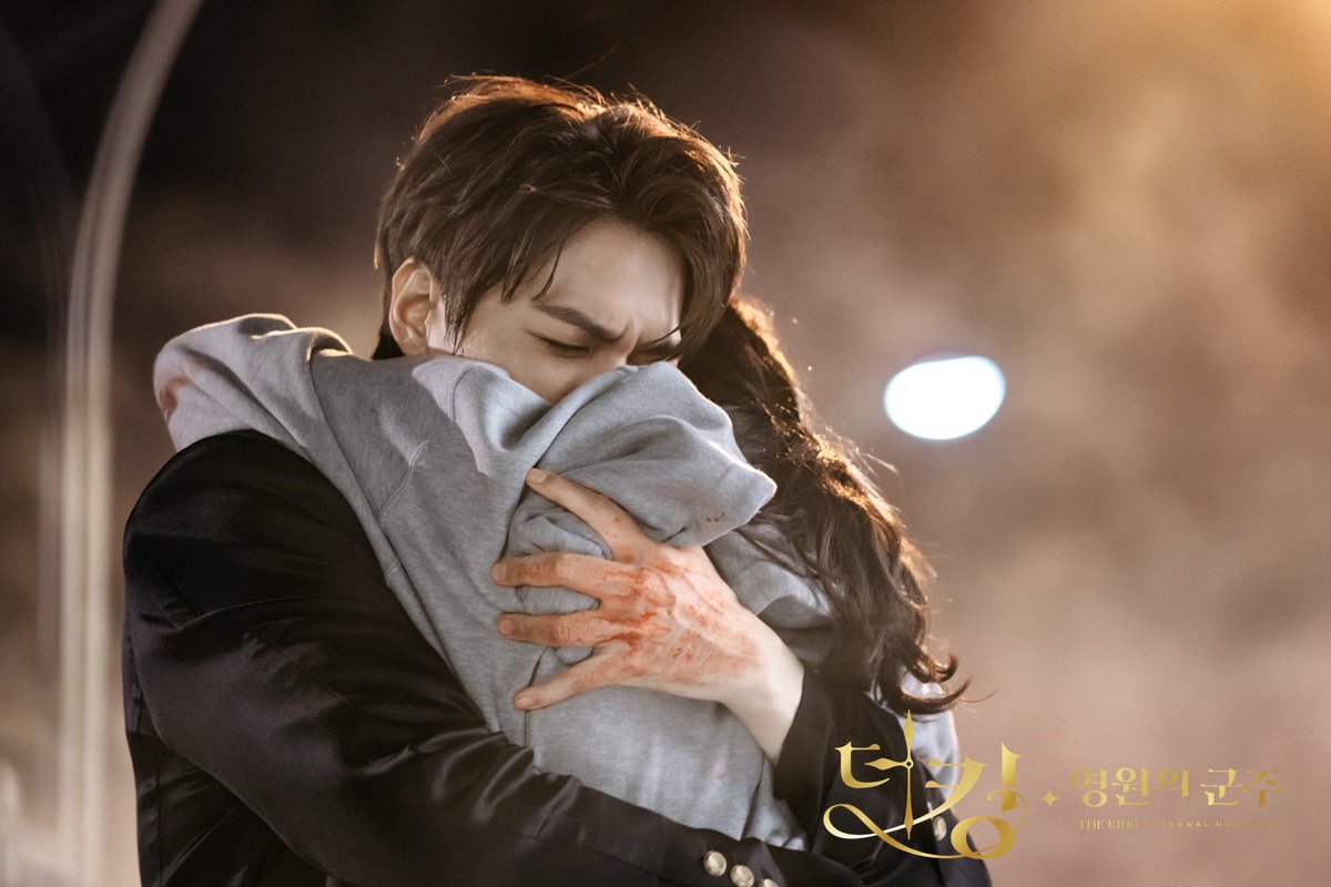 โมเม้นกอดในเรื่องนี้ก็คือ เหนื่อยแทนแต่ละซีน TT^TT หนักมากจ้าจะมีกอดแล้วยิ้มพริ้มใจบ้างมั้ยคะ /อ้อนวอน #TheKingEternalMonarch #더킹영원의군주  #더킹  #TKEM #TKEMGloriousFinale #TheKingEternalMonarchFinale