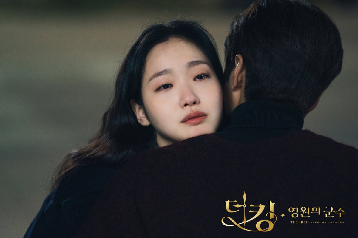 โมเม้นกอดในเรื่องนี้ก็คือ เหนื่อยแทนแต่ละซีน TT^TT หนักมากจ้าจะมีกอดแล้วยิ้มพริ้มใจบ้างมั้ยคะ /อ้อนวอน #TheKingEternalMonarch #더킹영원의군주  #더킹  #TKEM #TKEMGloriousFinale #TheKingEternalMonarchFinale