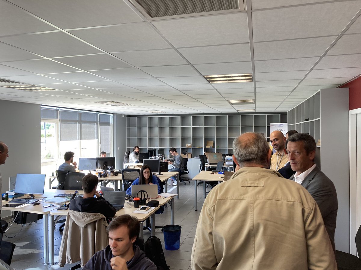 Bdx_Technowest's tweet photo. Visite aujourd’hui du #TechnoFab avec @JacquesMangon maire de Saint-Medard-en-Jalles.
👉 Lynxdrones, 3ditex et @NimblBot 3 #startup nées dans l’incubateur #Aeroparc sont installées depuis le 1er juin dans un bâtiment multi modulaire à @stmedard33160 : ateliers | fablab | bureaux https://t.co/coD6Jcjach