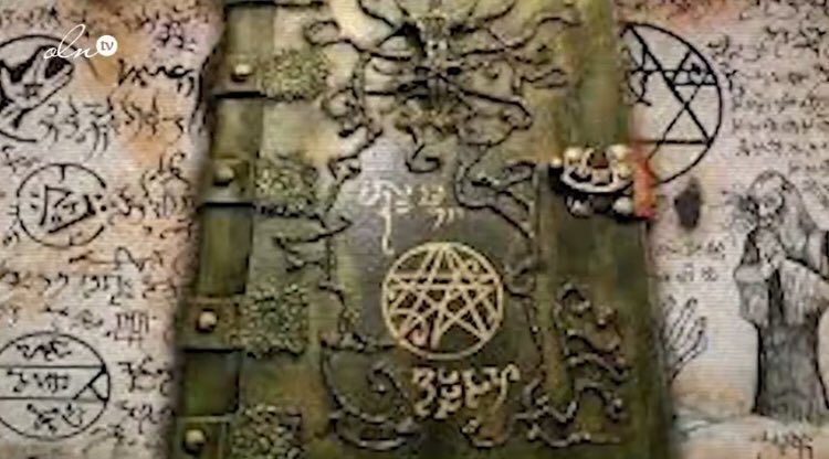 " كتاب العزيف " من تأليف الشاعر ( عبدالله الحظرد ) المعروف بإسم " العربي المجنون " ، ومعنى كلمة العزيف هي الأصوات التي تصدر ليلاً من الحيوانات ويشاع انها اصوات الجن ، ويتحدث الكتاب عن كيفية التواصل مع الحضارات القديمة واستحضار الارواح الميته! ....يتبع