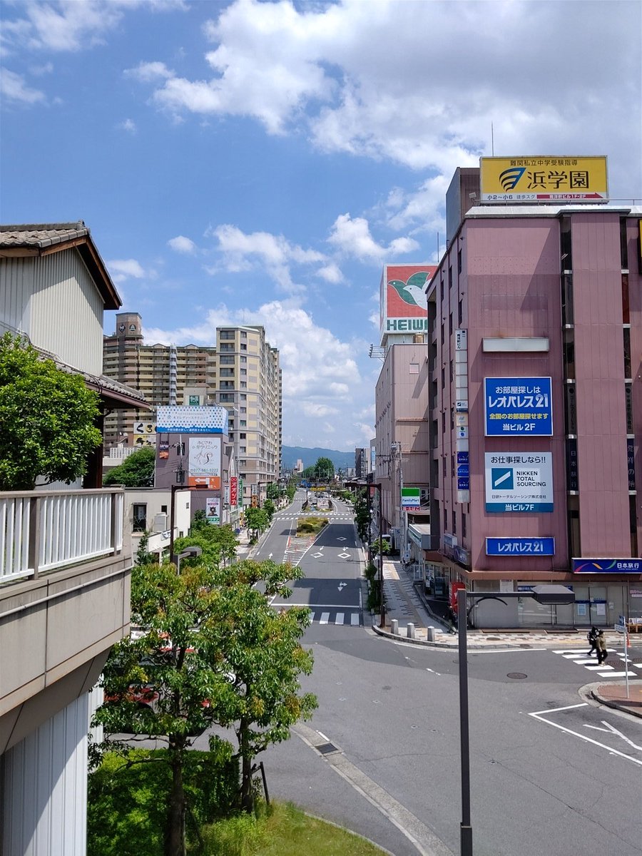 誕生日桜 V Twitter 明治末期の滋賀県草津市 くさつし のサンサン通り 草津駅前通り です サンサン通りを駅方向に撮った風景なので 4枚目の写真と同じ方向です 2棟のタワーマンションとスーパーの平和堂が左にある写真です まだ生まれていないですが 懐かしさ