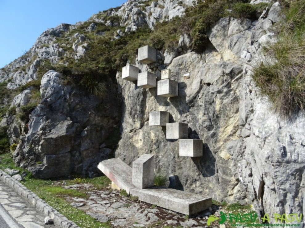 El 12 de junio de 1987,en los Lagos de Covadonga,ocurrió un terrible accidente mientras la Ertzaintza realizaba una labor de rescate.Fallecieron todos los ocupantes en el acto.33 años después seguimos sin olvidaros compañeros.
Monolito en recuerdo a los rescatadores y sus perros