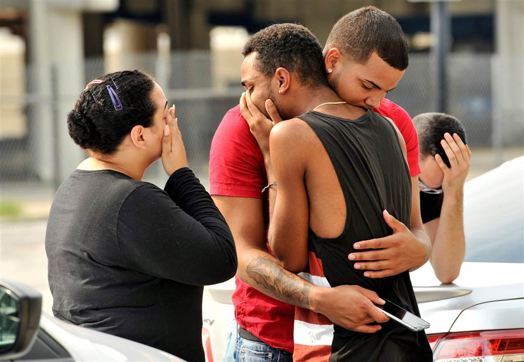 IgualdadLGBT's tweet photo. 12 de junio del 2016, se produce el atentado homófobo en la discoteca LGBT Pulse (Orlando) fueron asesinadas 49 personas, muchas de ellas eran negras y latinas 💔🏳️‍🌈 https://t.co/qRnomaqLl1