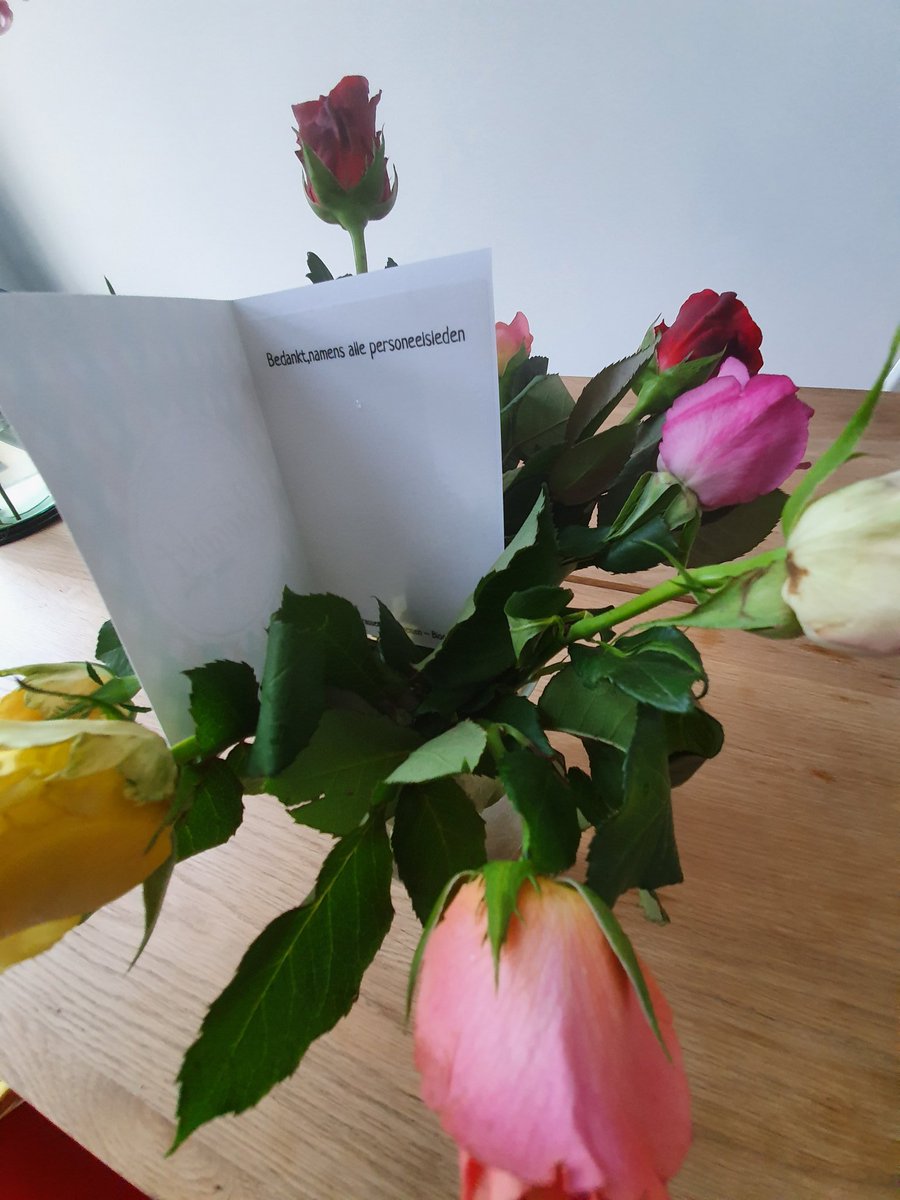 Onze mensen gaan " gewoon" door in deze bijzondere periode. Hoe ontroerend is het dan dat ik als directeur van hen een bedankje krijg.