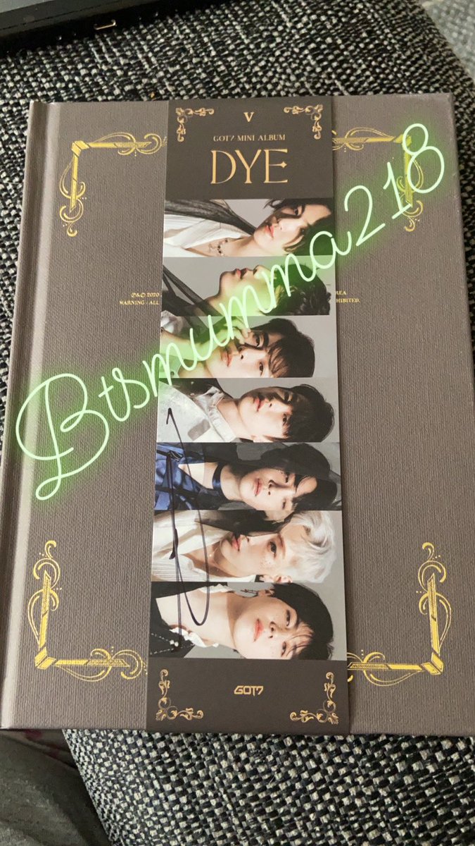 ForeverRain218's tweet photo. Ahhh my signed @GOT7Official album came!!! Thank you @OfficialMwave !!
I think this is JB signed so so happy !!! #Got7Dye #got7 #got7signed https://t.co/HMNUPWtPa7