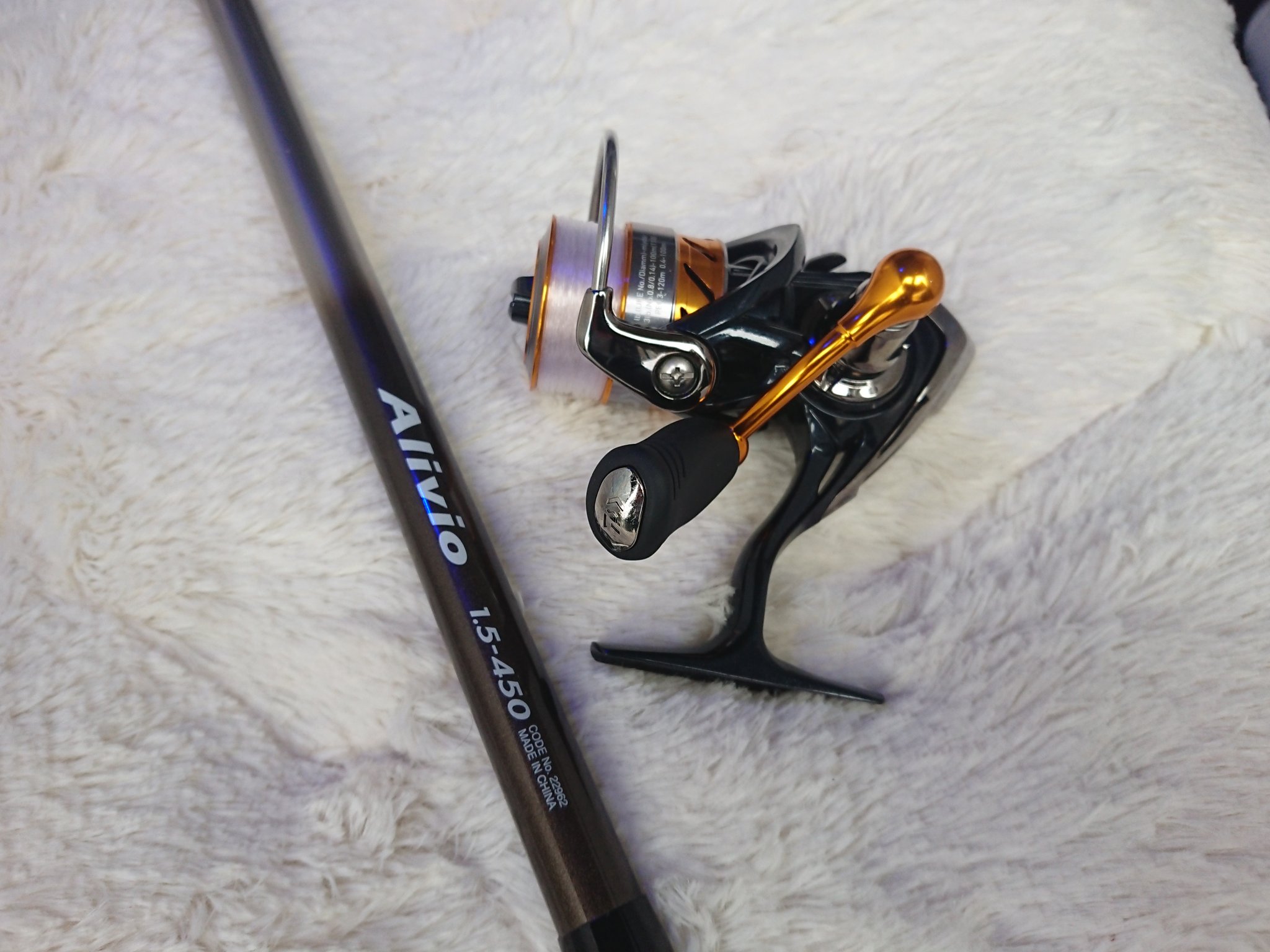 深ちぃ ポンコツ釣り初心者 友達と釣具屋巡りをして 中古だけど 小物釣り用の磯竿とリールを買ってきた 磯竿がsimanoのalivio 1 5 450 トップ修理品で20円 リールがdaiwaのレブロス1003 傷有りで2750円 竿の修理跡も分からないし リールの傷も老眼