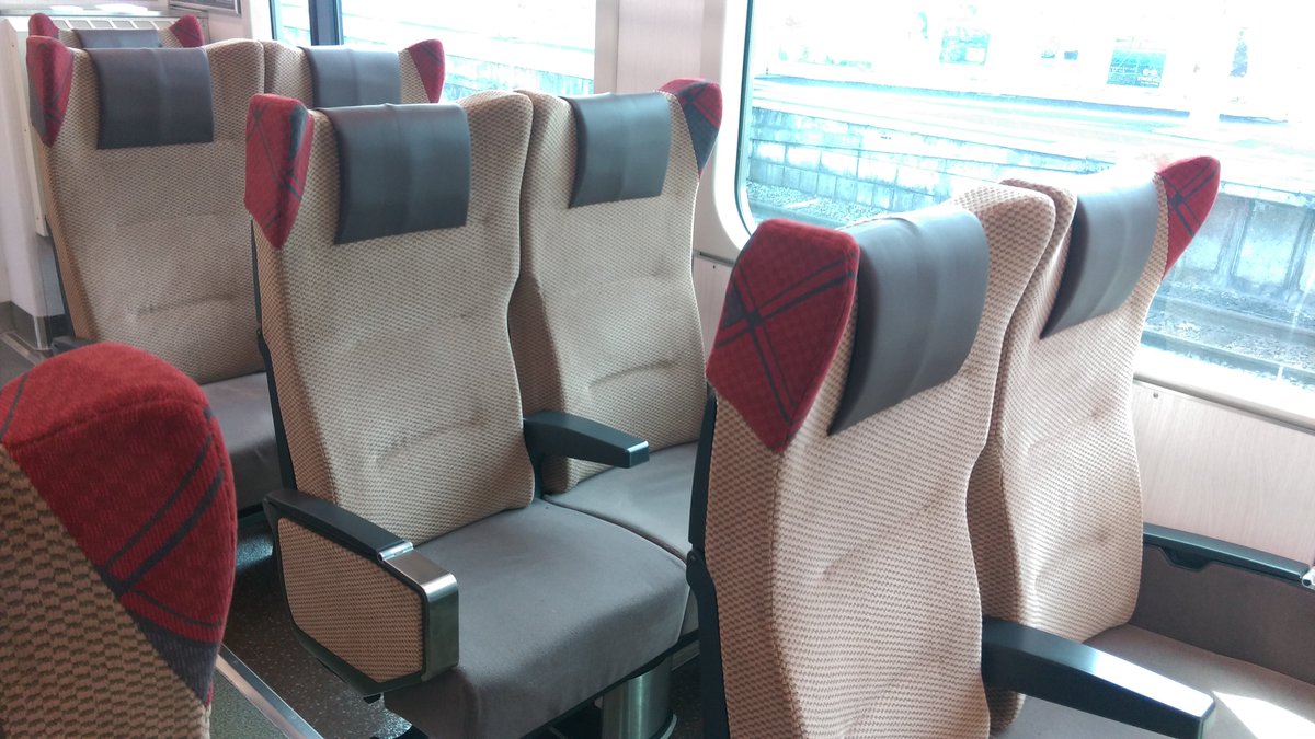 黒鹿毛クロック Twitterissa 快速あいづ クハe7 12の うち14席が指定席区分 リクライニングシート座席だが 充電用の電源は無い 外観は 鶴ヶ城の桜 イラストが描かれ Reserved指定席と大書されている 3月14日 会津若松 E721系 磐越西線