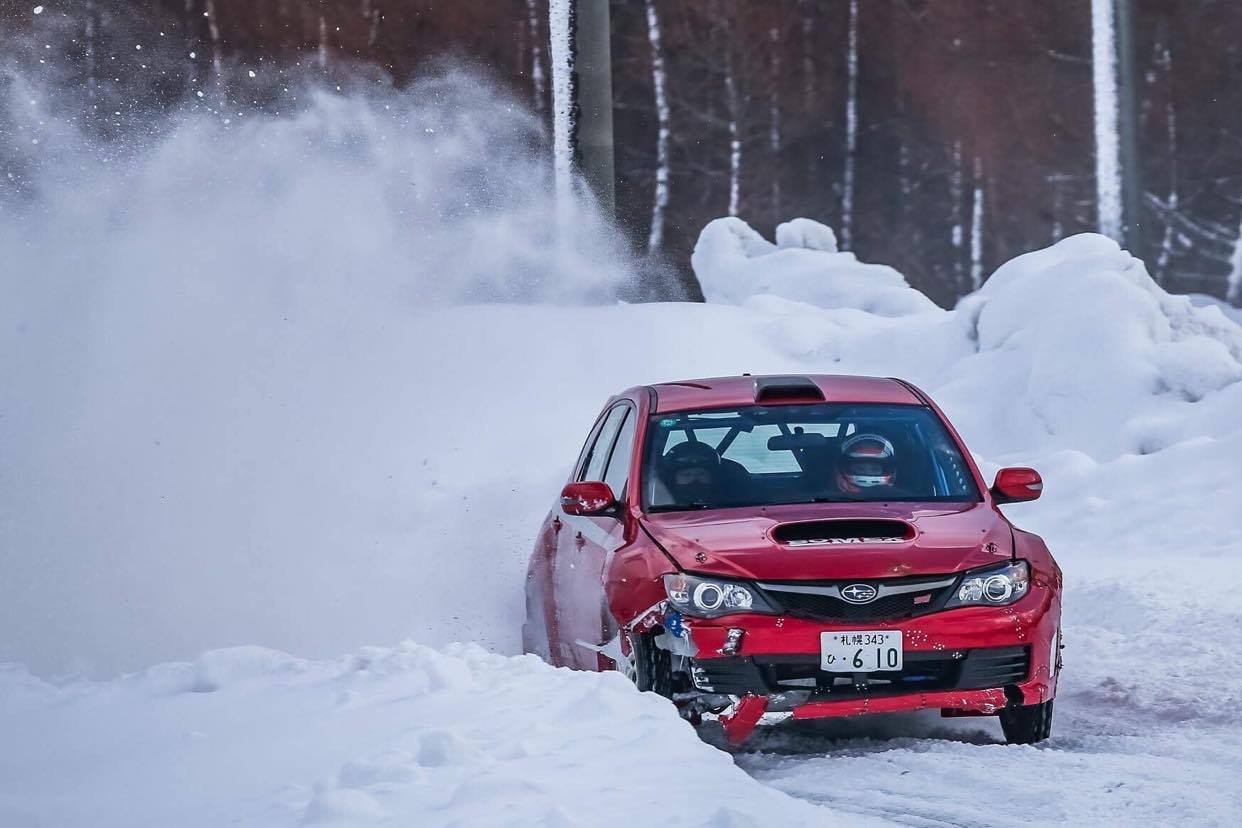 佐藤元春 ドラクエ起業家 恒志堂レーシング Grbで氷上 雪上 札幌も暑くなってきたので 雪しぶき画像 北海道の冬 氷上や雪上でドライビングスキルを磨くことができます Mの低い路面でのマシンコントロールは 夏のサーキットでも活きてきます