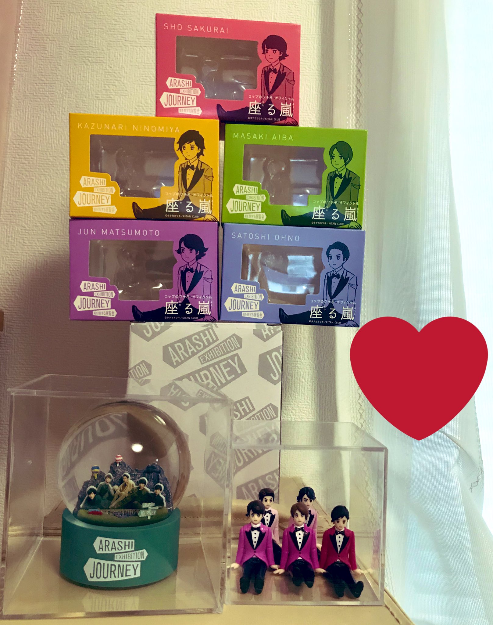 ゆい 嵐さん展覧会グッズ フチ子さんめちゃくちゃ可愛い そしてスノードームも 100均で見つけたケースがピッタリ もう少しセンスのある飾り方が出来たらとは思うけど 大切に飾りますー 嵐展覧会グッズ 嵐スノードーム 嵐コップのフチ子