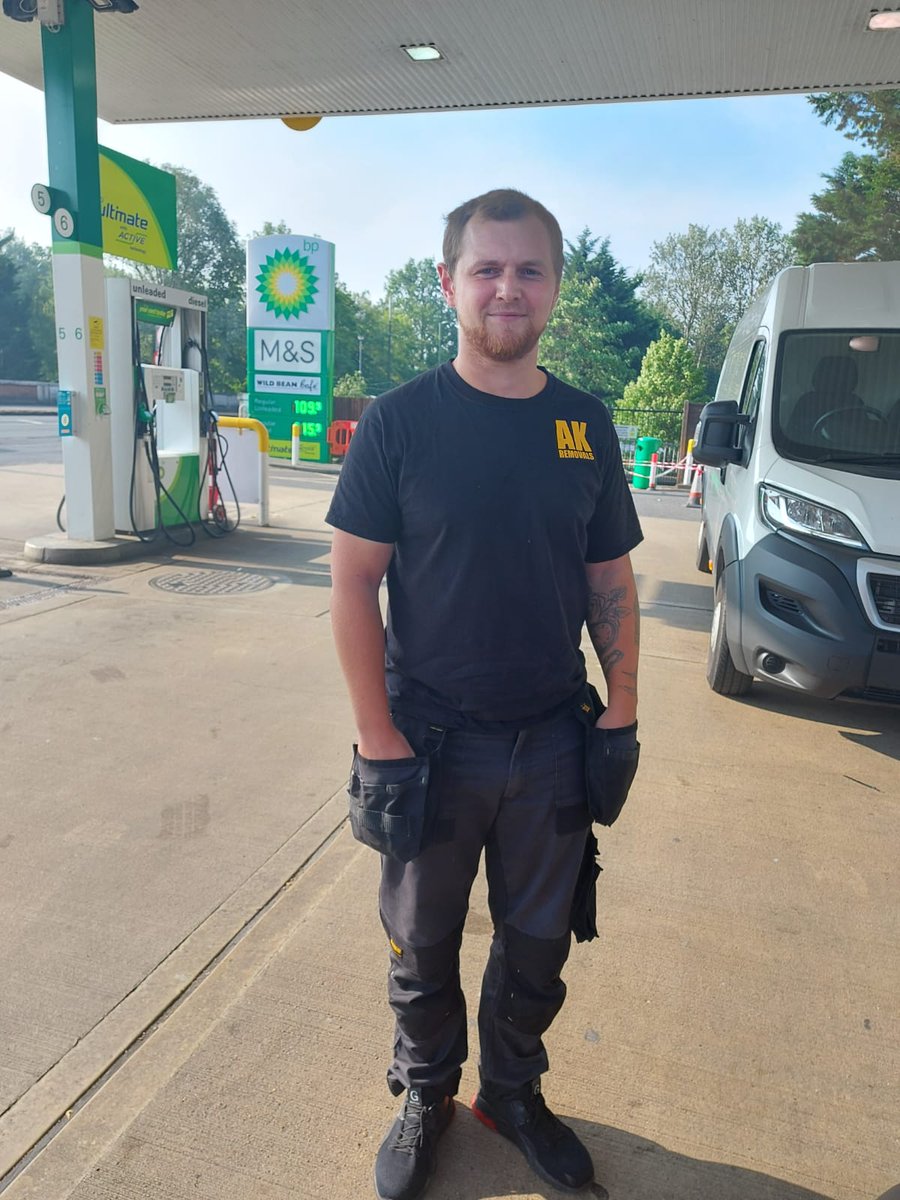 SDHC_Epsom_PCN's tweet photo. Many thanks to the lovely man from AK Removals who paid for one of our District Nurse's fuel today to thank the NHS #covidkindness #NHSThankYou https://t.co/3Q8JYcbnPU