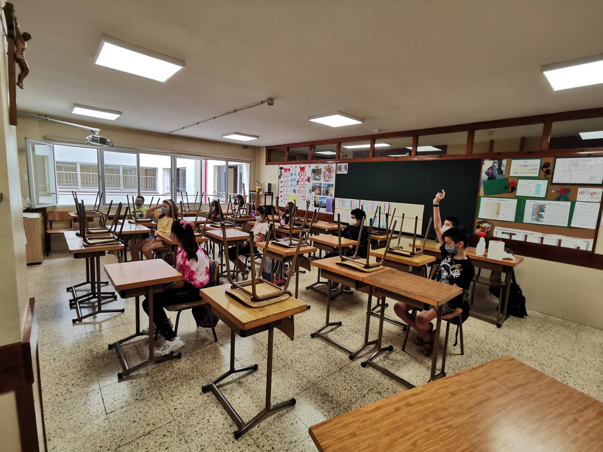 SantJosepReus's tweet photo. Avui mitja classe de #5èPrimària A ens retrobem amb els nostres mestres i companys/es.
Quina il·lusió tornar al col·legi!❤️
#santjosepnosatura #joemquedoacasa 
#joaprencacasa #ustrobemafaltar #totanirabé #joactuo #juntsfemescola
#reusalcor #santjosep125anys #escolaoberta https://t.co/8bMR9RFk2X