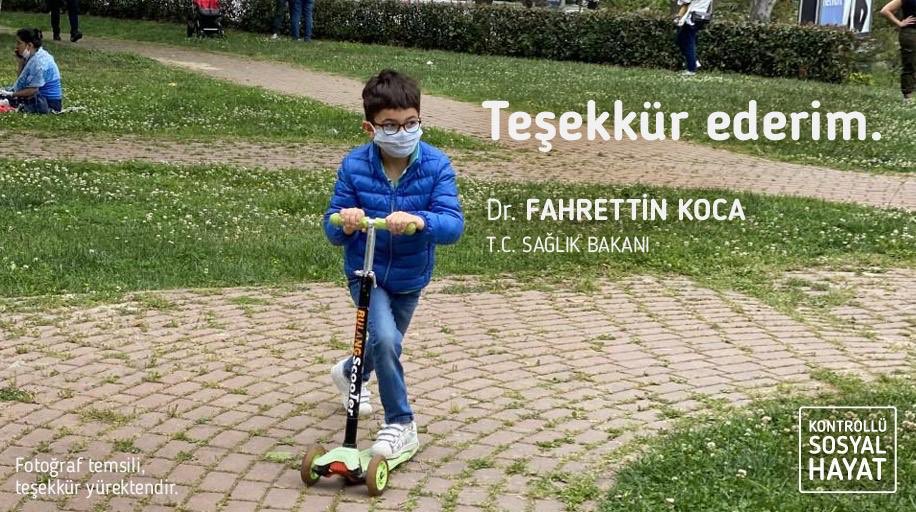 drfahrettinkoca's tweet photo. Galiba en zoru çocuk olmaktı. Korkuları bizi üzdü. Parkları özleseler de evde kalmayı başardılar. Çıktıklarında maskelerini taktılar. Çocuklarımıza ve anne babalarına teşekkür ederim. Dışarı çıktıklarında kurallara uymayanları uyarabilirler. Sloganları hazır:) “Bana yaklaşmayın!” https://t.co/vcjclq3dBP