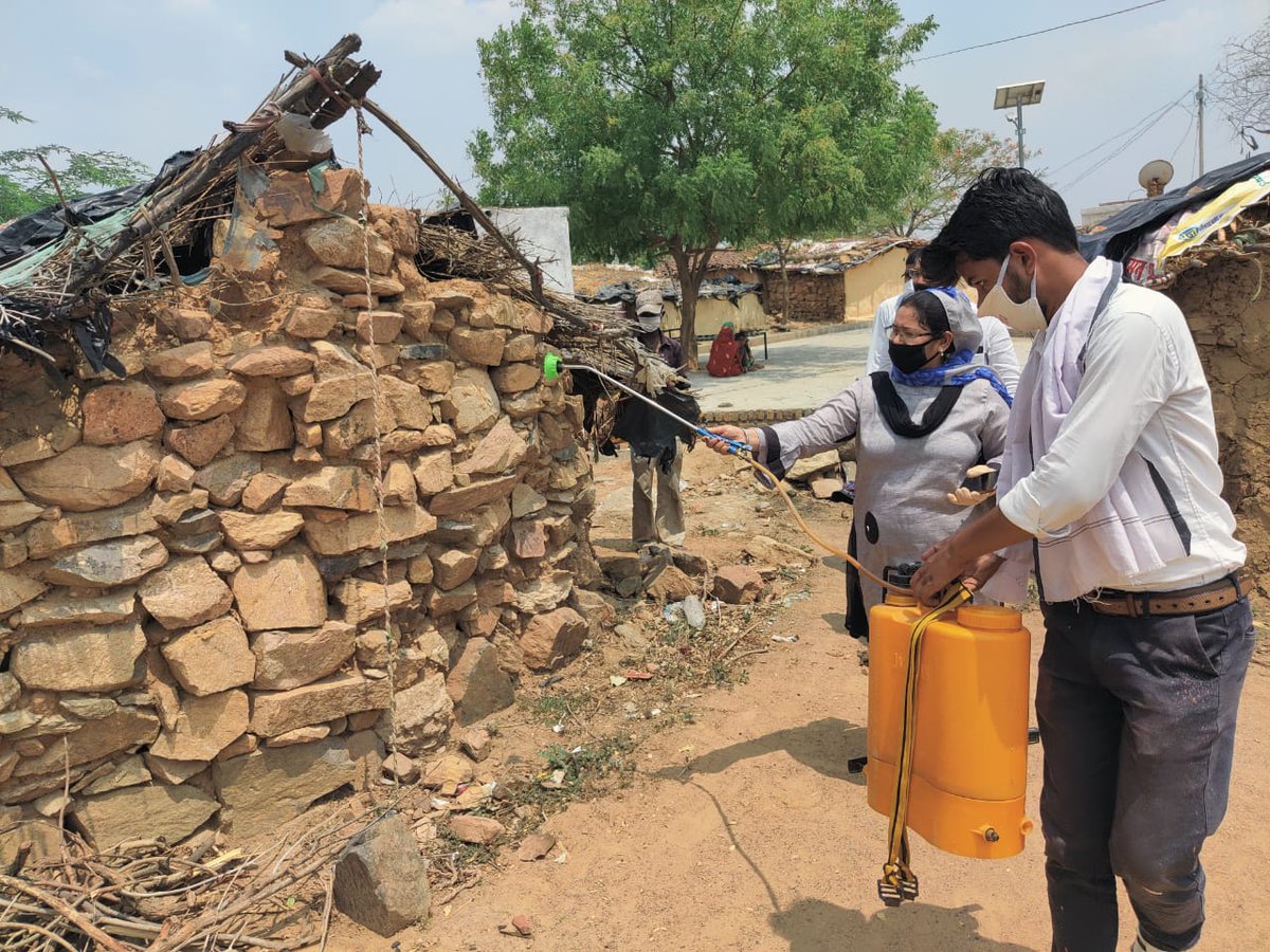 nssjhansi's tweet photo. एनएसएस कार्यक्रम समन्वयक डॉ मुन्ना तिवारी @munnatiwaribu नोडल अधिकारी एनएसएस झांसी डॉ उमेश कुमार @kumesh0201 एसवीएम एनएसएस कार्यक्रम अधिकारी डॉ मिली भट्ट स्वयंसेवकों के साथ आदिवासी गांव को सेनीटाइज करते हुए। #Covid19 #senitization @KirenRijiju @CMOfficeUP @IndiaSports @PMOIndia https://t.co/hWzCOURW8U
