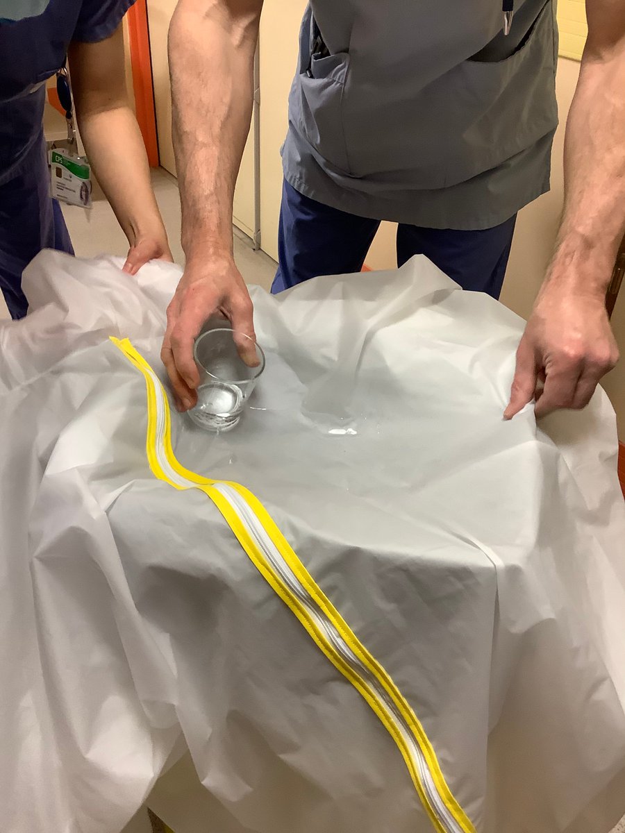 FablabBicetre's tweet photo. Adaptation d'une cape @Decathlon avec l'équipe soignante du service de Réanimation pour remplacer temporairement les surblouses en rupture d'approvisionnement. Tests d'usages et de nettoyage recommandé par l'EOH. @Hopital_Bicetre @FablabBicetre 
#microsolution #fablabhospitalier https://t.co/7q6Oo48JYx