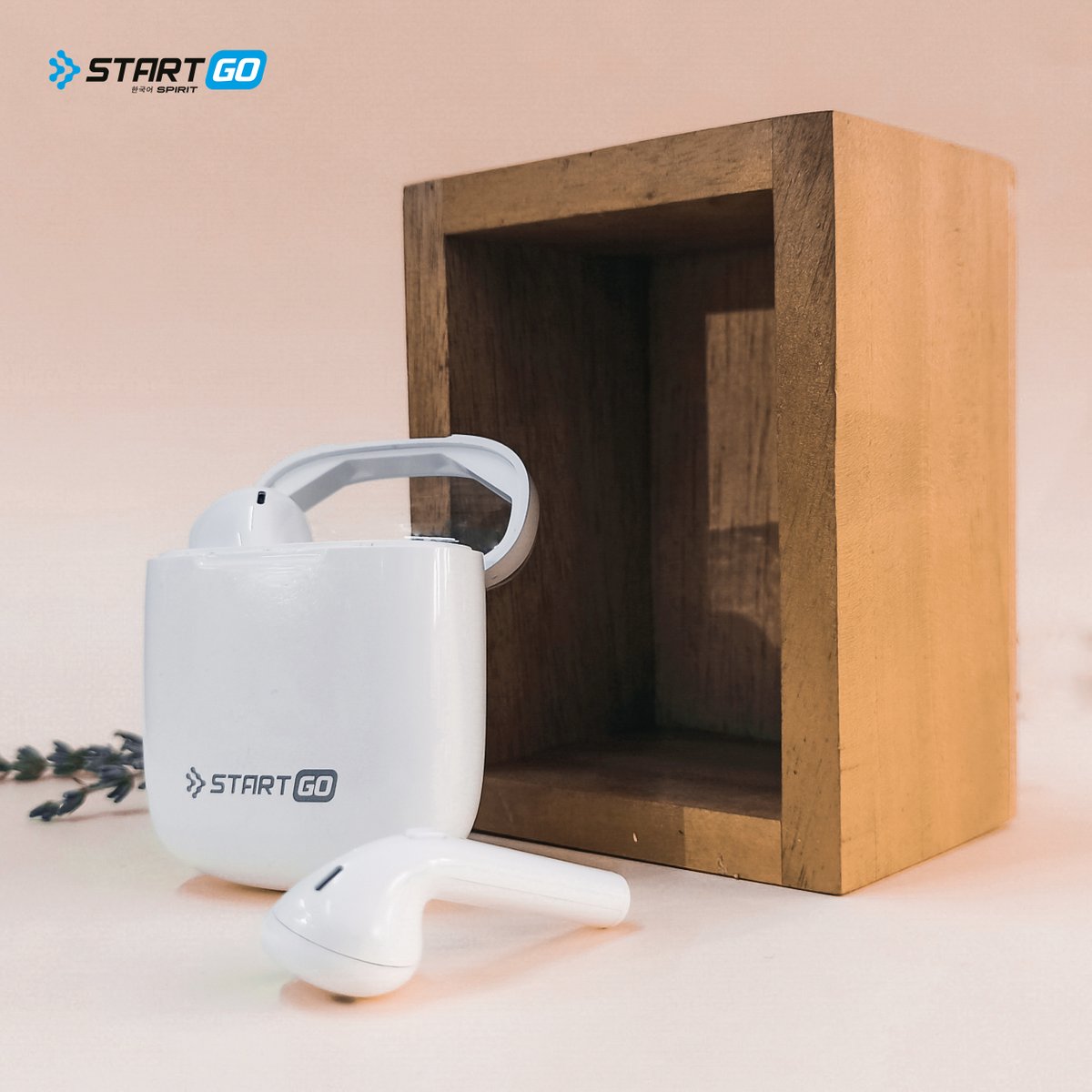 StartGo_id's tweet image. Dengan tutup case yang transparan membuat #StartGoTWS2 terlihat lebih kekinian, apalagi case StartGo TWS 2 bisa berfungsi sebagai charging earphone yang mampu melakukan pengisian earphone sebanyak 6 sampai 7 kali. Keren banget kan? 🤩
#StartGo #LoveBassLoveIt