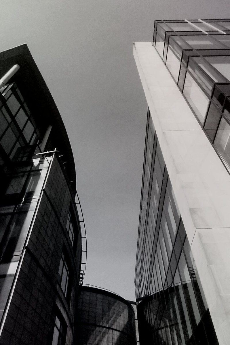 DbDegrees's tweet photo. The Space between Space -
(tap for full image)
Edinburgh, the void between buildings. Can you guess where? One is a extension to an iconic public building
#architecture #photography #Edinburgh #blackandwhite #voidspace #light #dark #sunlight #architecturephotography https://t.co/Pw3KvzeUjB