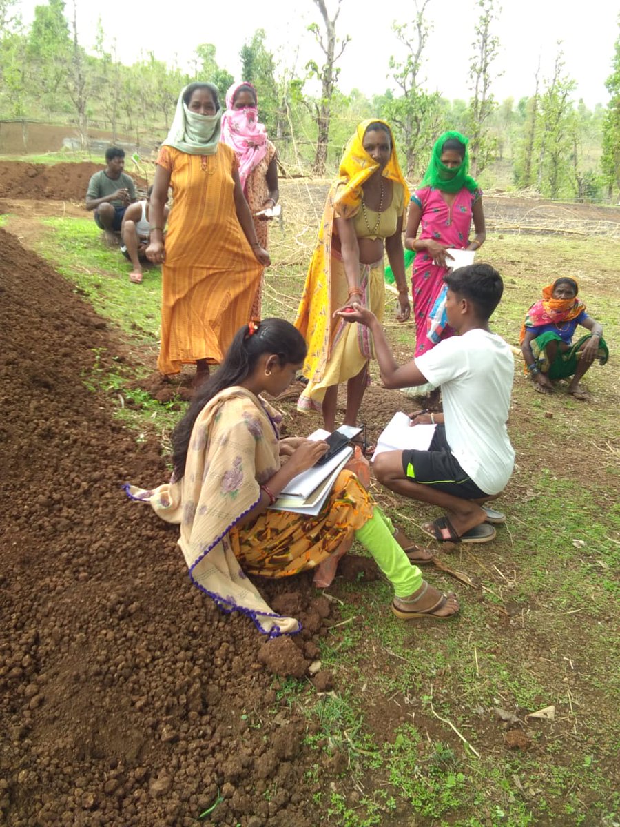 CSCGujarat's tweet image. VLE BC shakhi Anitaben Thakre is helping tribals in withdrawal of money through Digipay Aeps. at GAVDAHAD GP  Subir. Dang
#CSCseGRAMSWARAJ 
#Onlycsccandothis 
@dintya15 @rsprasad