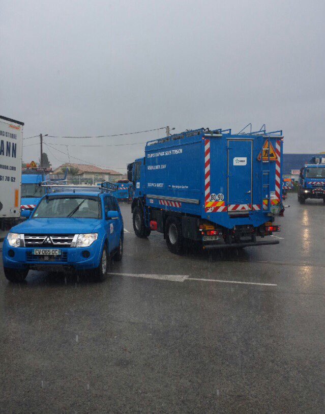 enedisOccitanie's tweet photo. 💨⛈ Intempéries dans le #gard @enedis mobilisée pour realimenter 4000 clients privés d’électricité. Les vents violents entraînent des dégâts importants:branches d’arbres sur les câbles et poteaux brisés par la violence des vents. Les équipes font tout pour rétablir au plus vite. https://t.co/Wm3MzUx67n