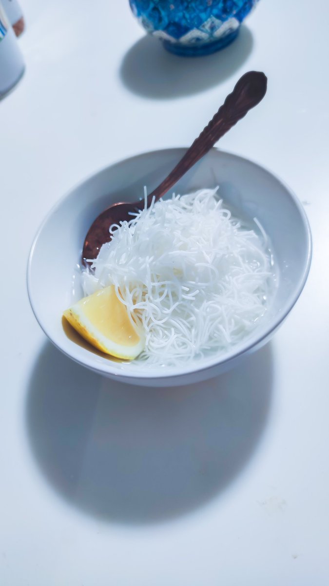 イランの良さを伝える杉森 夏のイランといえばこれ ファールーデつくりました ローズウォーター の優雅な甘みとレモンのさっぱり感がクセになるイランの伝統的なアイス 冷ましたり凍らすのに時間かかるけど 調理時間そのものは10分くらいで出来るんで