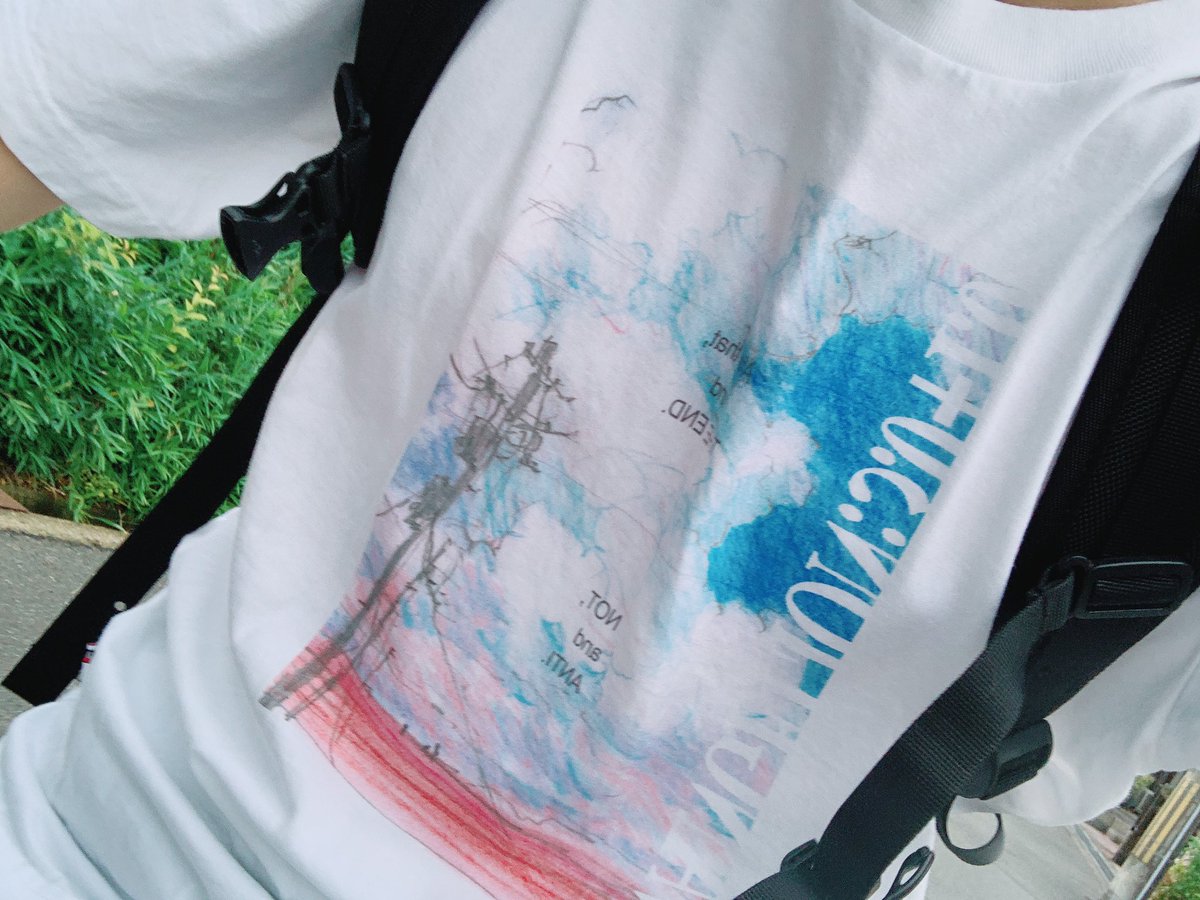 Faxfoxmovie's tweet photo. ちなみに今日着てる服は前にユニクロとコラボしてたわかる人にはわかるエヴァンゲリオンのTシャツ😌
端っこのタグみたいなんがエヴァ仕様になってるの最強にかわゆい https://t.co/j8Kr7WRxPq