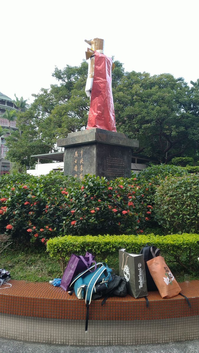 ck2020An1608's tweet photo. 再度被惡搞的可憐蔣公銅像XDD 😂🤣 https://t.co/JhEPcjbRlY