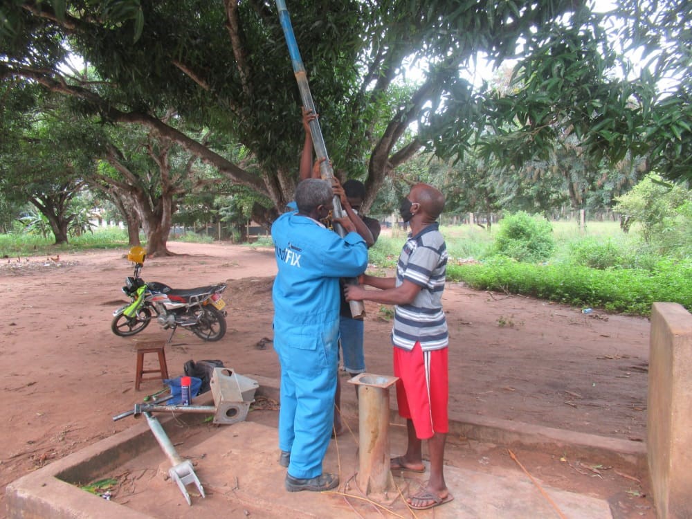 FundiFix's tweet photo. Our prompt #repair and #maintenance service for #rural #waterpoints has reduced downtime from >27 days to <3 days on average. Last week, we completed repairs at Mvindeni primary school hand pump in @OurKwaleCounty on the same-day of alert. @reachwater @share_Berlin @BaseTitanium https://t.co/D8SkHMkzVQ