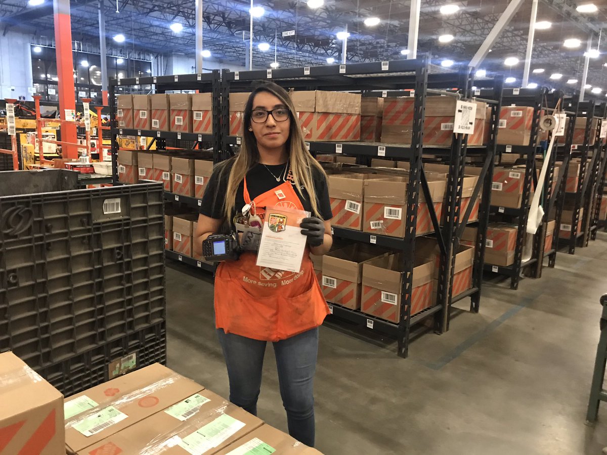 figueroa_dom's tweet photo. Celebrating two of our Outbound hero’s! Amairany and Matt B saved the day by supporting multiple spurs during their shifts! Thank you for taking care of Home Depot!!!  #HomeDepotLove 🧡🎉😊🔥 #MiddleMagic #RLC8617 @MattMoon401 @KC_8617 @diane8617 @Talla_Kerr @ktmthd8617 https://t.co/thIRquwW2K