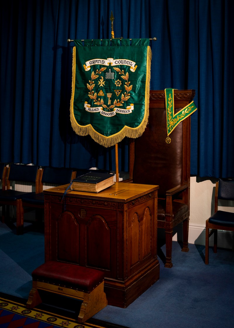 MarkMasonsHall's tweet image. Today sees the launch of the latest collaboration with @BrotherMasonic &amp;amp; their Beyond the Craft series of Podcasts. This episode features the Allied Masonic Degrees. 
Find it from 3 p.m. here ow.ly/4Ymv50A5Oiu
Teaser: 5 Degrees in 1 Order, so why 6 emblems on the Standard?